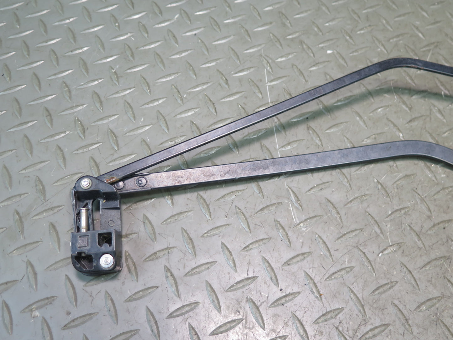 1983-1989 Porsche 928 Rear Hatch Trunk Lid Tailgate Wiper Arm