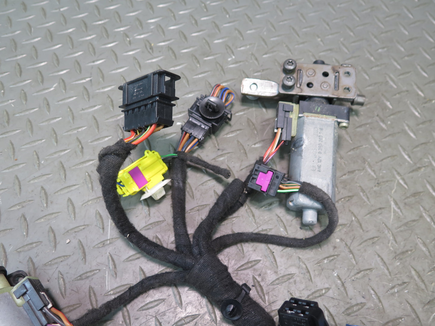2003-2004 Porsche Cayenne 955 Front Left Seat Adjust Control Motor Set