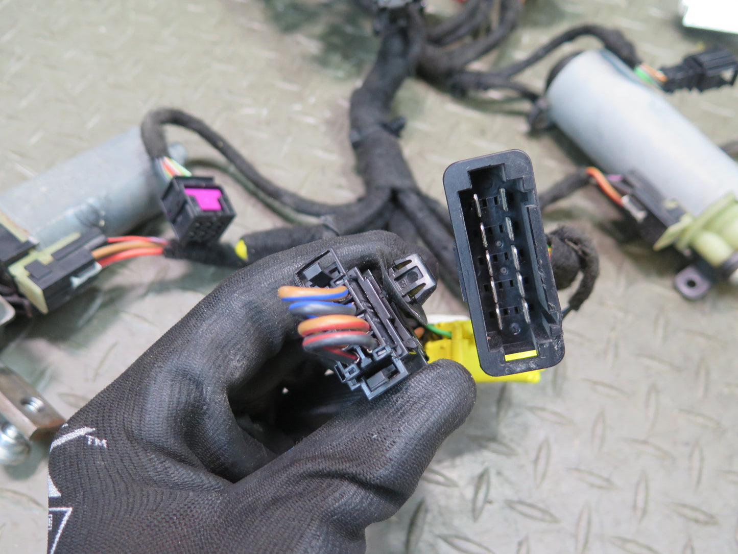 2003-2004 Porsche Cayenne 955 Front Left Seat Adjust Control Motor Set
