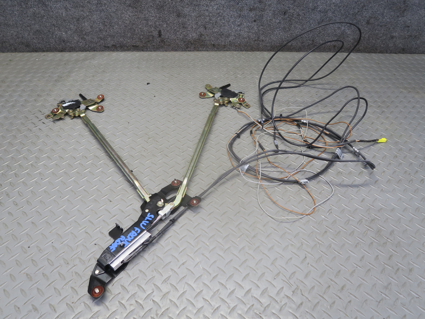 03-12 Mercedes R230 Sl-class Convertible Front TOP Roof Lock Latch w Lines OEM