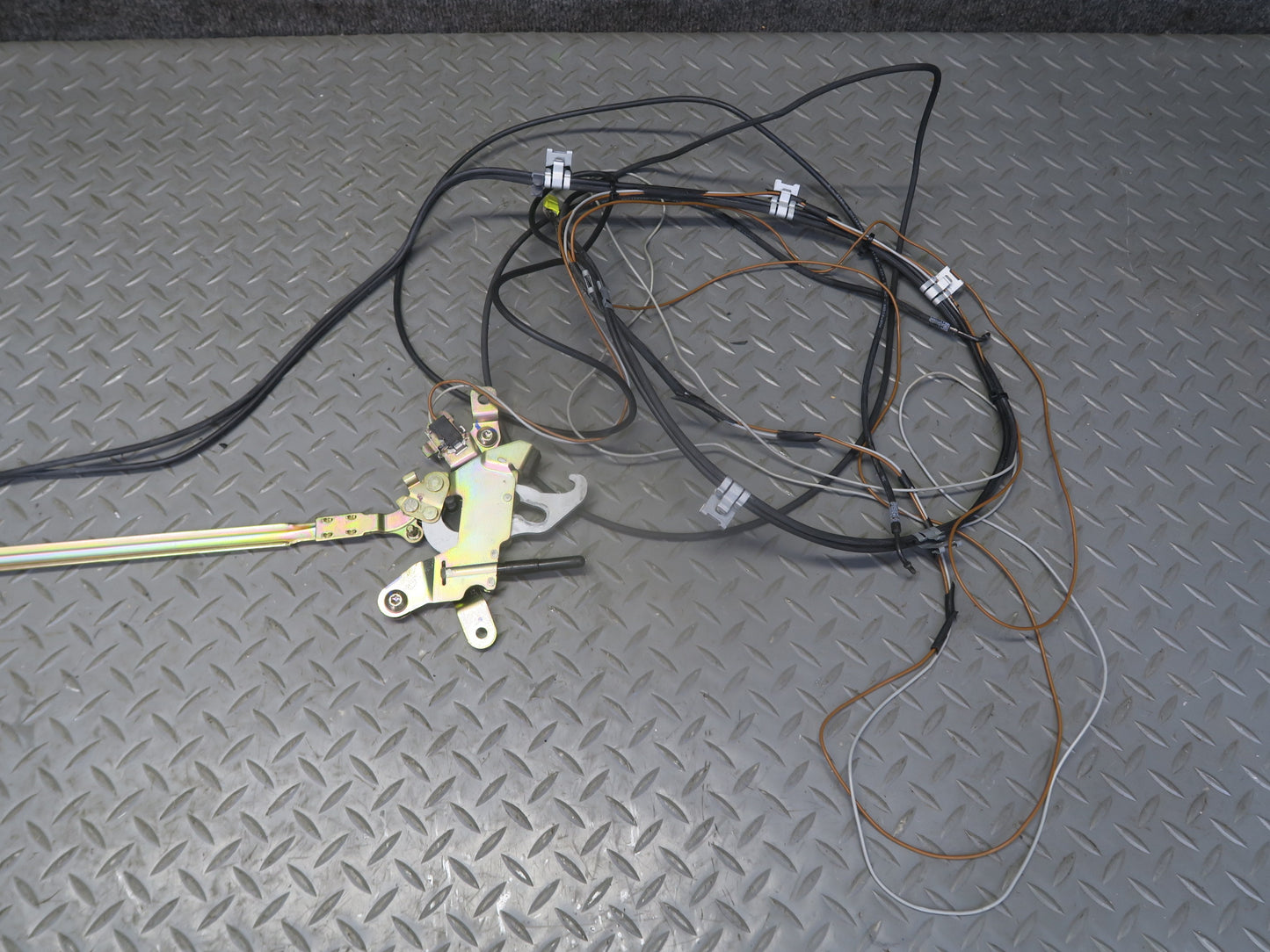 03-12 Mercedes R230 Sl-class Convertible Front TOP Roof Lock Latch w Lines OEM