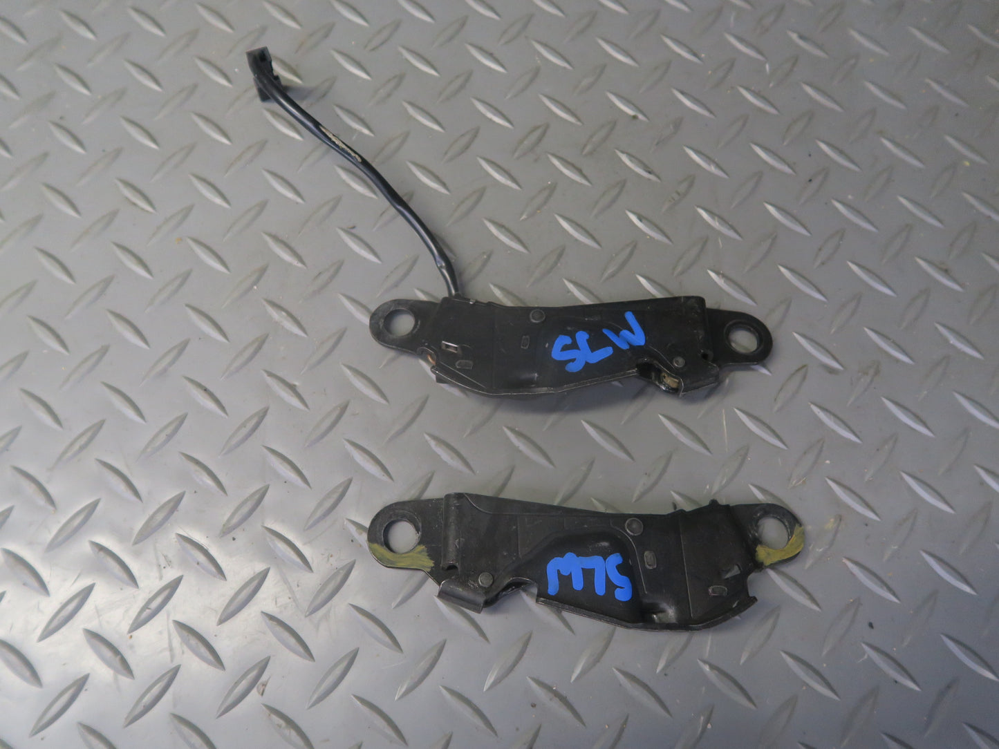 03-12 Mercedes R230 Sl-class Convertible Front TOP Roof Lock Latch w Lines OEM