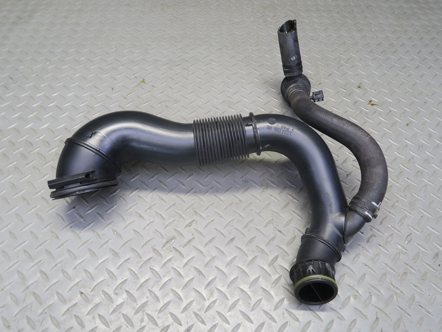 2015-2018 Porsche Macan 3.0L Right Engine Air Intake Hose Pipe Line