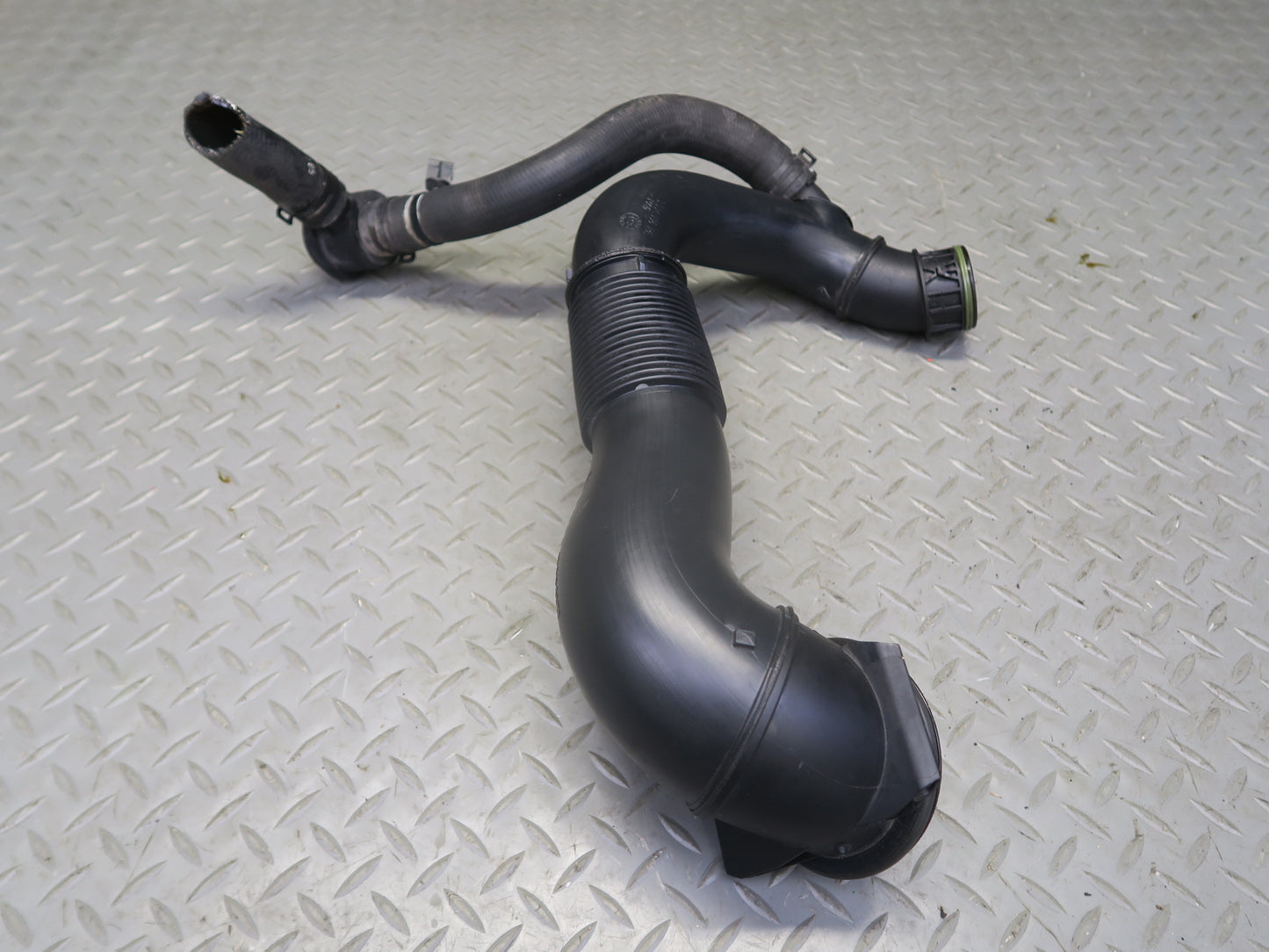 2015-2018 Porsche Macan 3.0L Right Engine Air Intake Hose Pipe Line