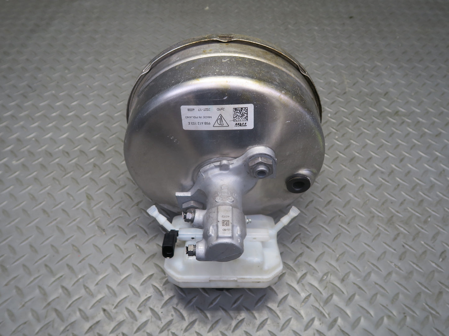 2015-2018 Porsche Macan Brake Master Cylinder Booster Fluid Reservoir Tank