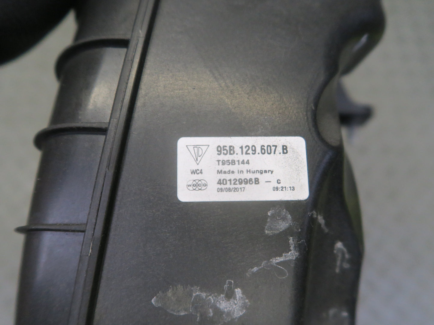 2015-2018 Porsche Macan Engine Right Air Intake Cleaner Filter Box 95B129607B