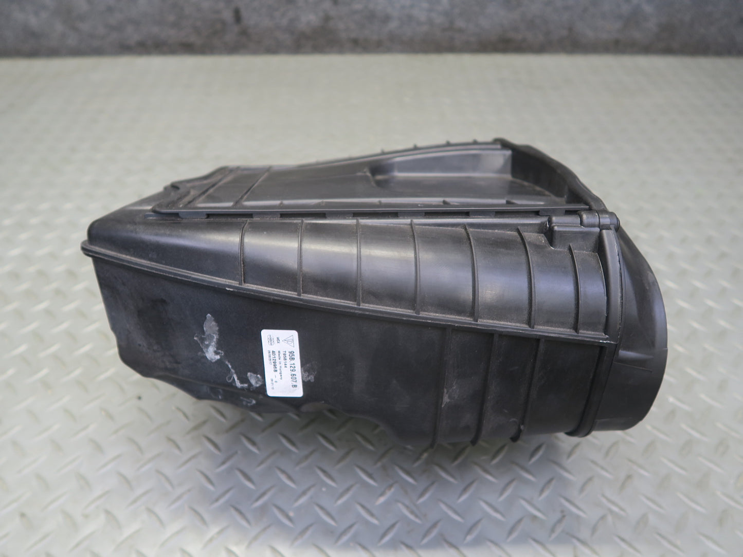 2015-2018 Porsche Macan Engine Right Air Intake Cleaner Filter Box 95B129607B