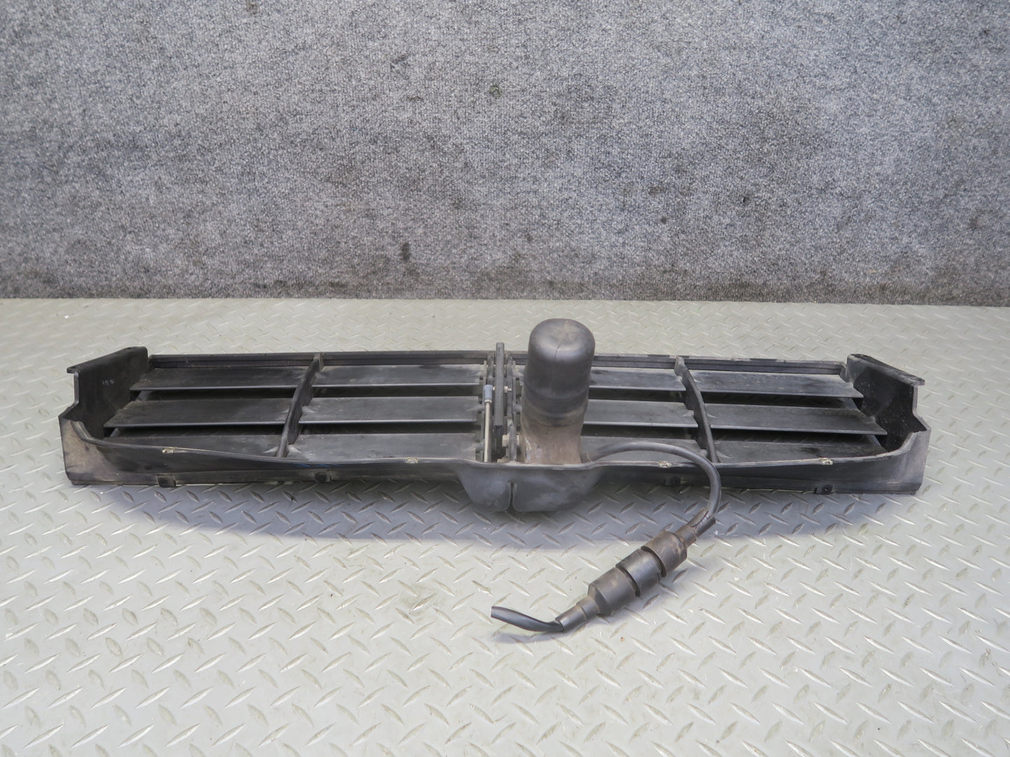 1987-1989 Porsche 928 S4 Front Bumper Deflector Air Vent Duct Grille