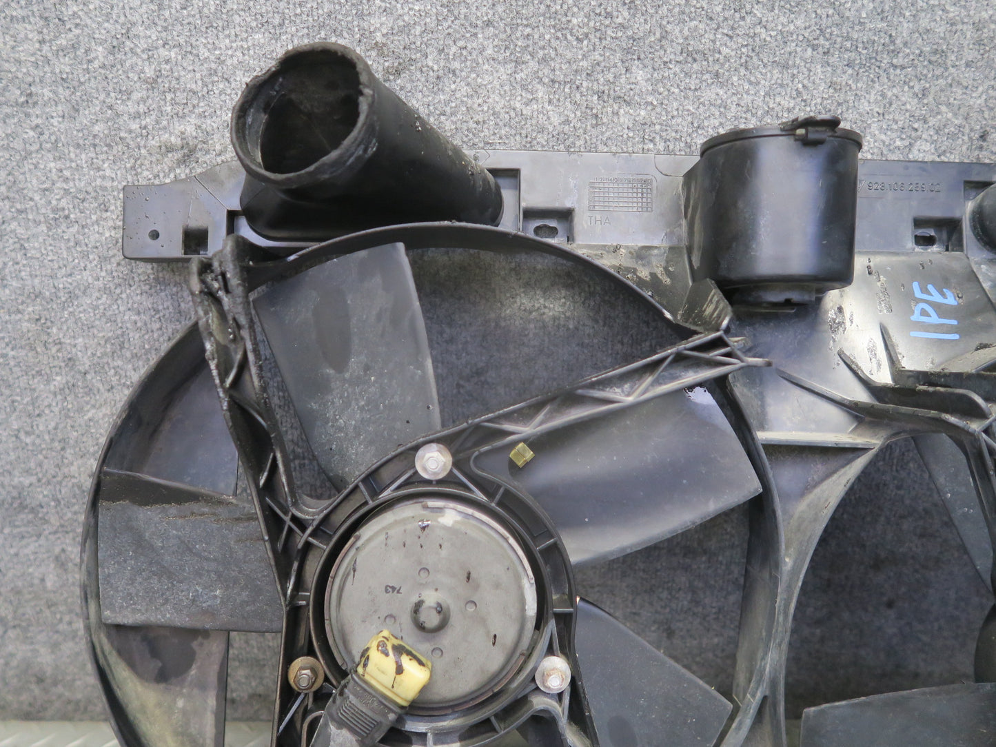 1987-1989 Porsche 928 S4 Engine Cooling Fan Motor Shroud 92810625902