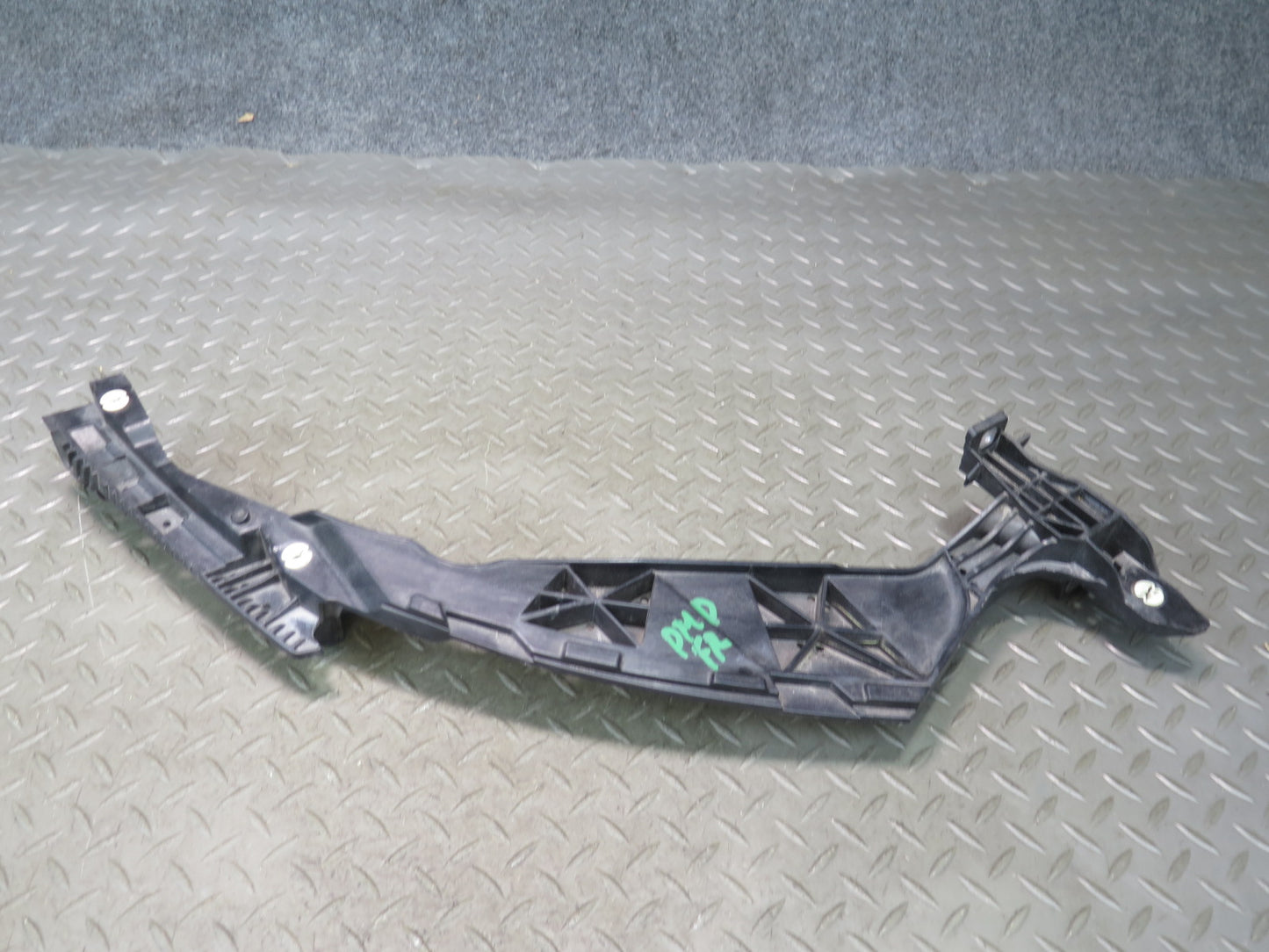 2015-2018 Porsche Macan Engine Radiator Front Right Support Bracket 95B807890C