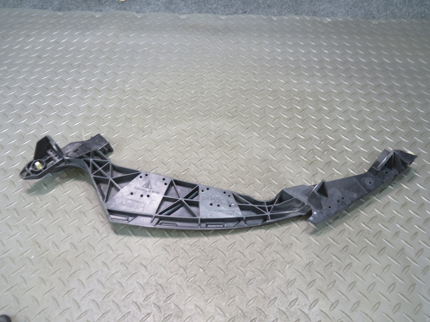2015-2018 Porsche Macan Engine Radiator Front Right Support Bracket 95B807890C