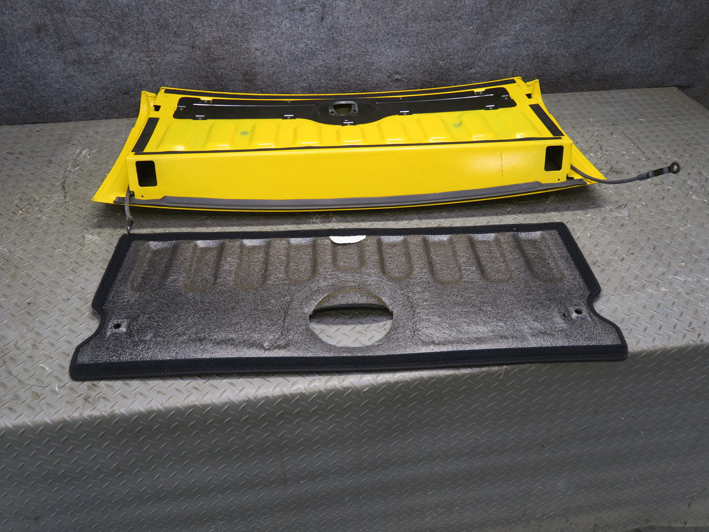 03-06 Chevrolet SSR Rear Trunk Tailgate Lid Shell Cover Assembly Yellow OEM