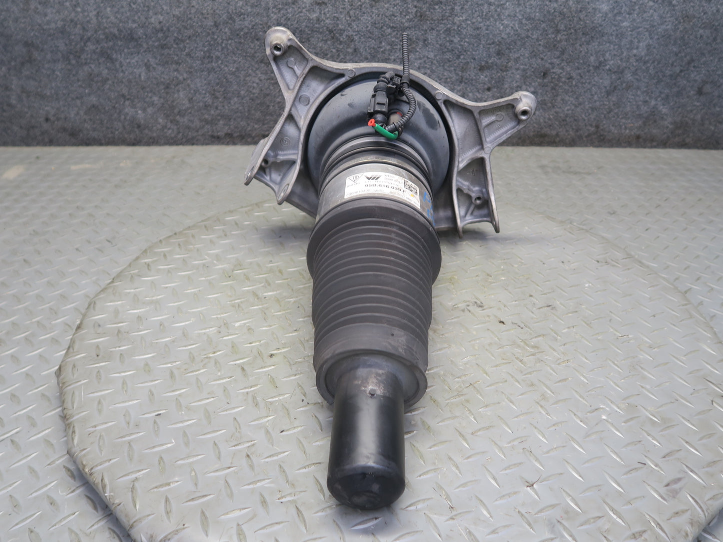 2017-2018 Porsche Macan GTS Front Right Pass Side Air Strut Shock Absorber 86K