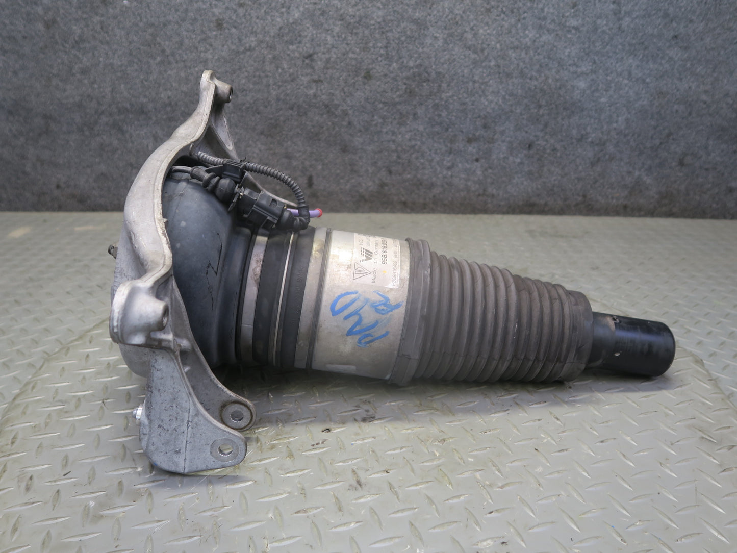 2017-2018 Porsche Macan GTS Front Left Driver Side Air Strut Shock Absorber 86K