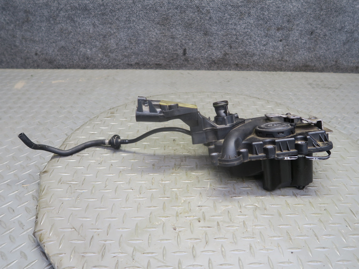 15-18 Porsche Cayenne Hybrid 3.0L Engine Crankcase Breather Valve Oil Separator