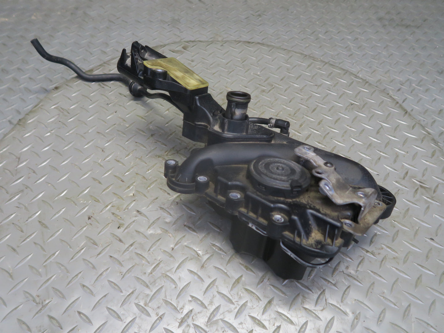 15-18 Porsche Cayenne Hybrid 3.0L Engine Crankcase Breather Valve Oil Separator