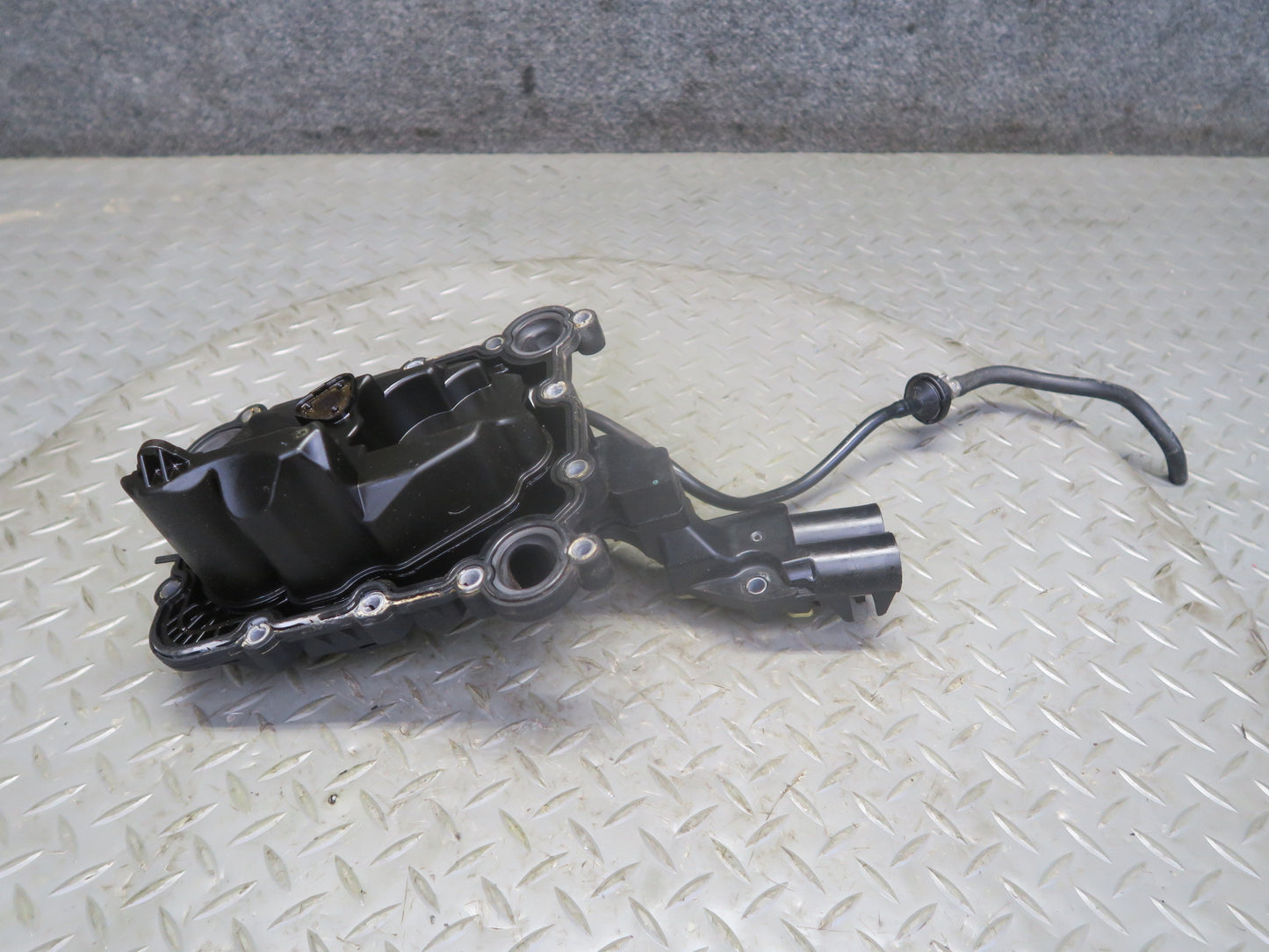 15-18 Porsche Cayenne Hybrid 3.0L Engine Crankcase Breather Valve Oil Separator