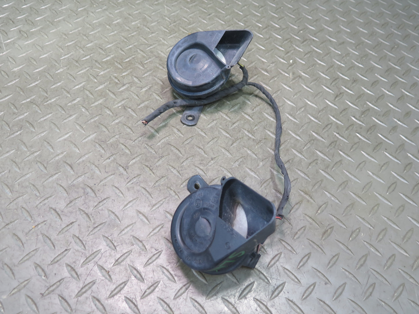 03-08 Mercedes R230 Sl-class Set of 2 High & Low Tone Note Horn Pitch Signal OEM