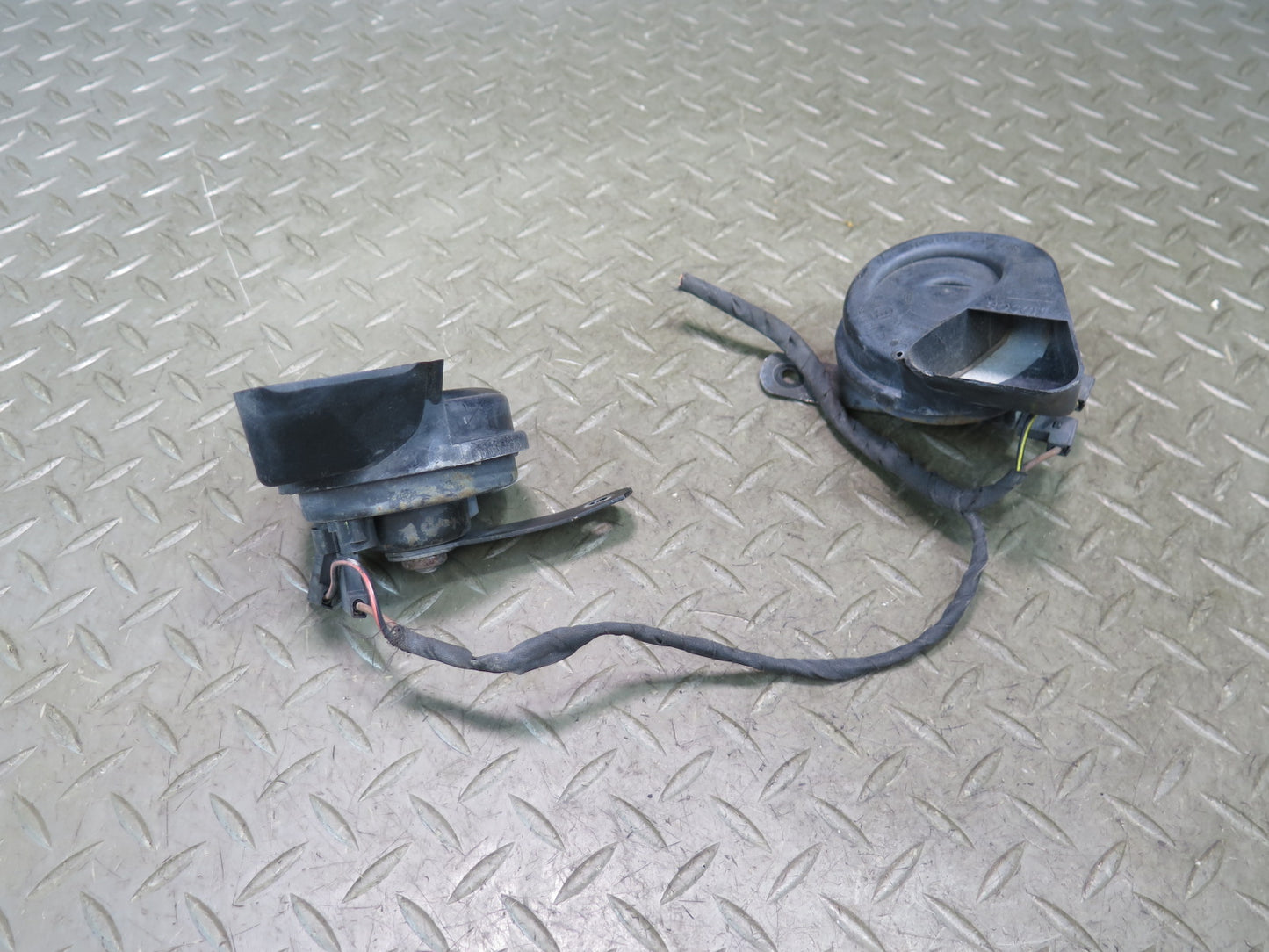 03-08 Mercedes R230 Sl-class Set of 2 High & Low Tone Note Horn Pitch Signal OEM