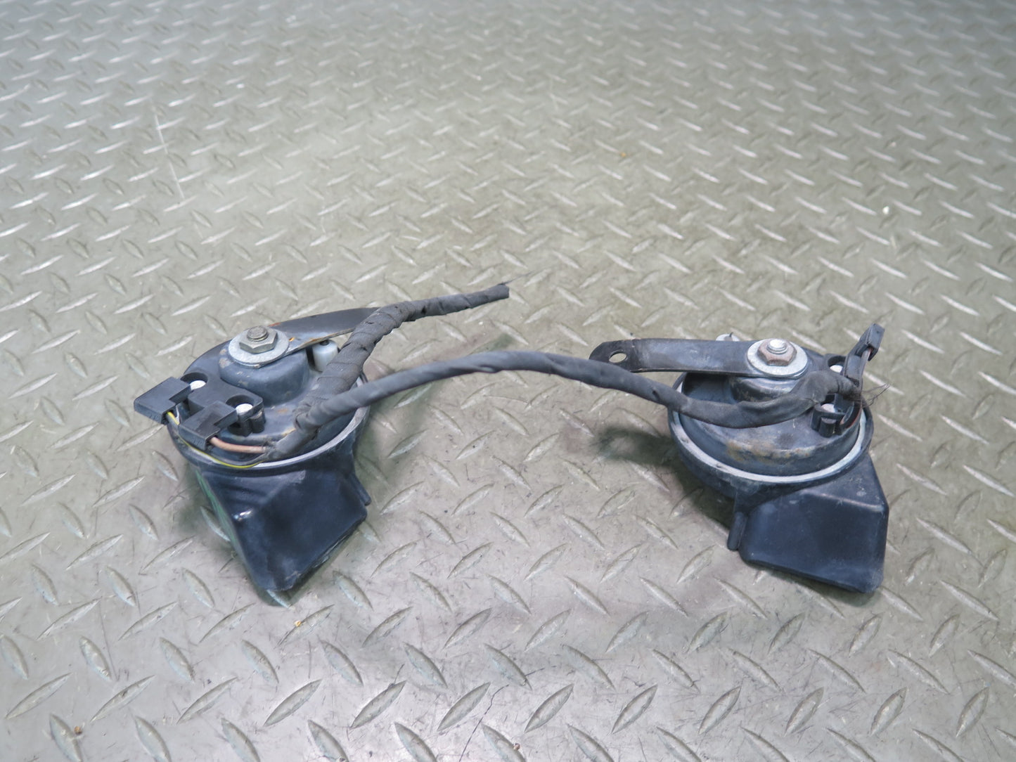 03-08 Mercedes R230 Sl-class Set of 2 High & Low Tone Note Horn Pitch Signal OEM