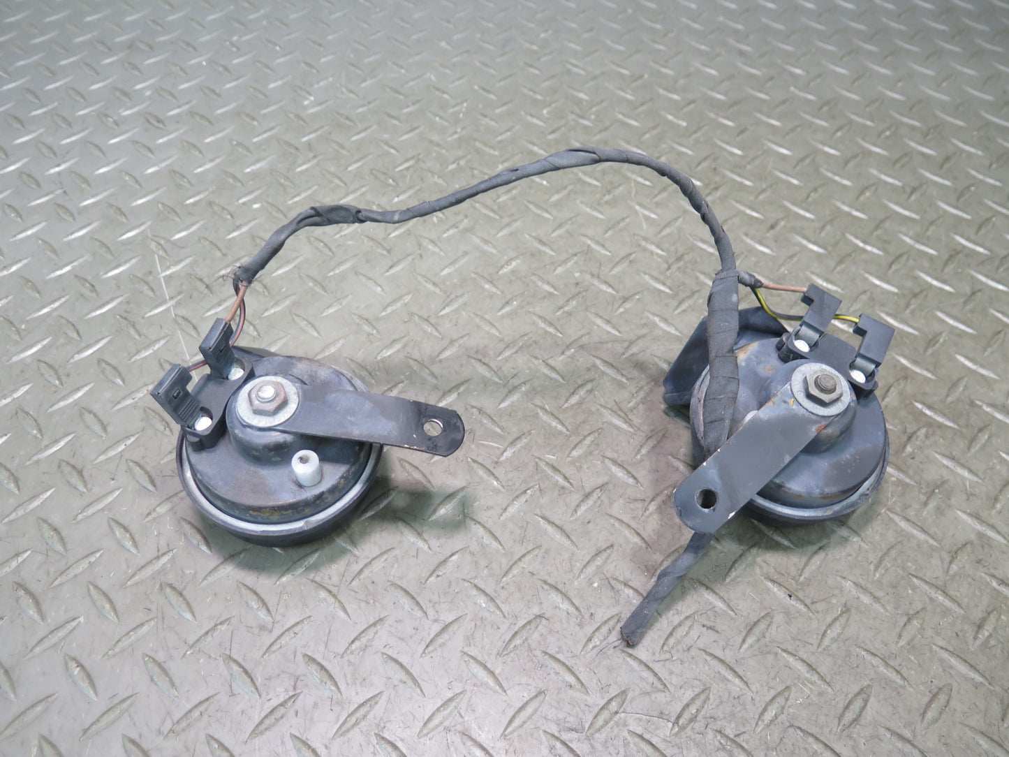 03-08 Mercedes R230 Sl-class Set of 2 High & Low Tone Note Horn Pitch Signal OEM