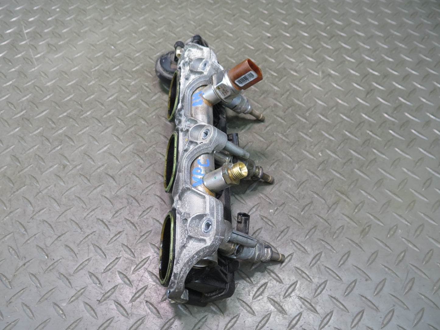 15-18 Porsche Cayenne 958 Hybrid 3.0L Engine Left Air Intake Fuel Injector Set