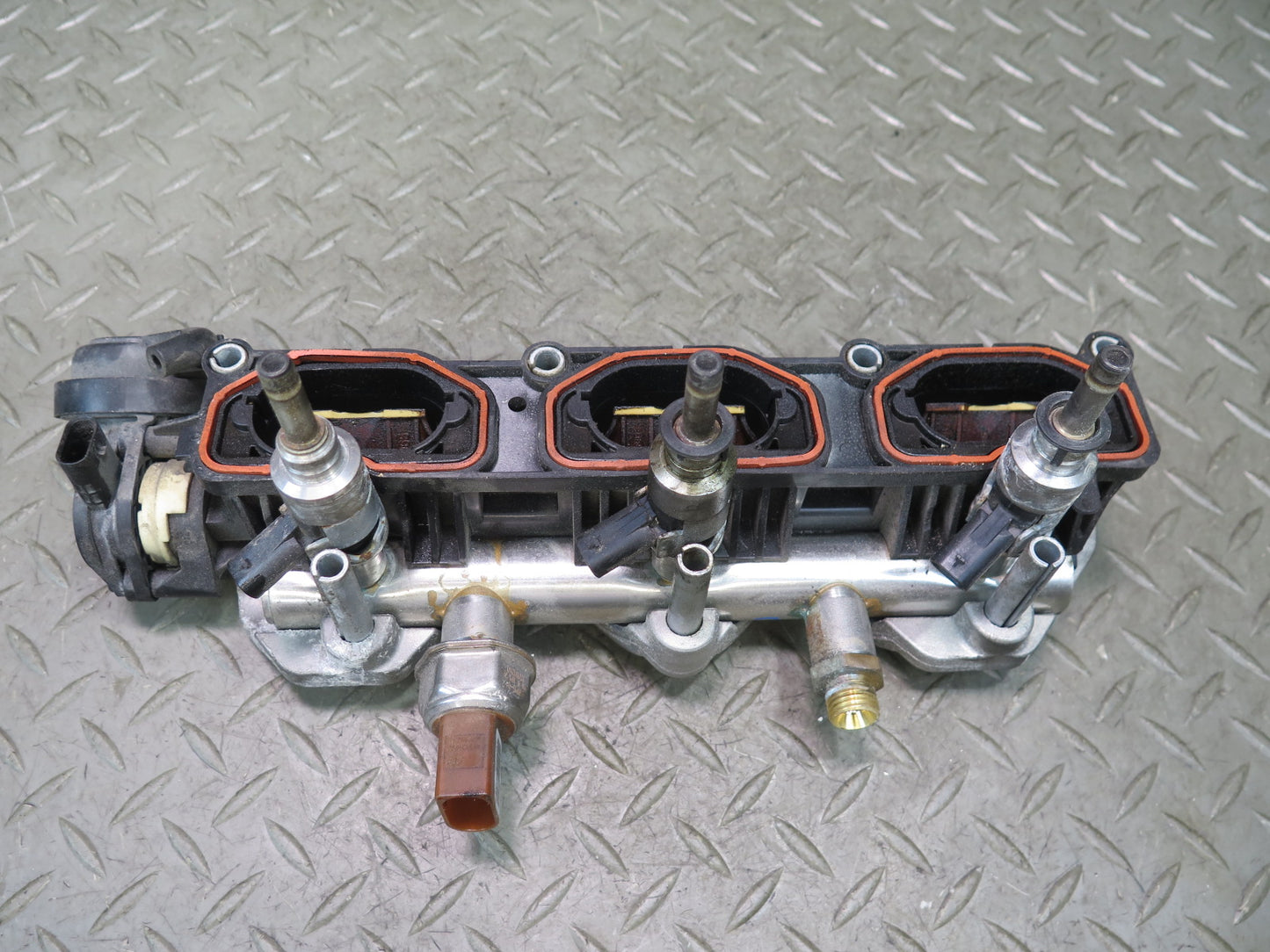 15-18 Porsche Cayenne 958 Hybrid 3.0L Engine Left Air Intake Fuel Injector Set