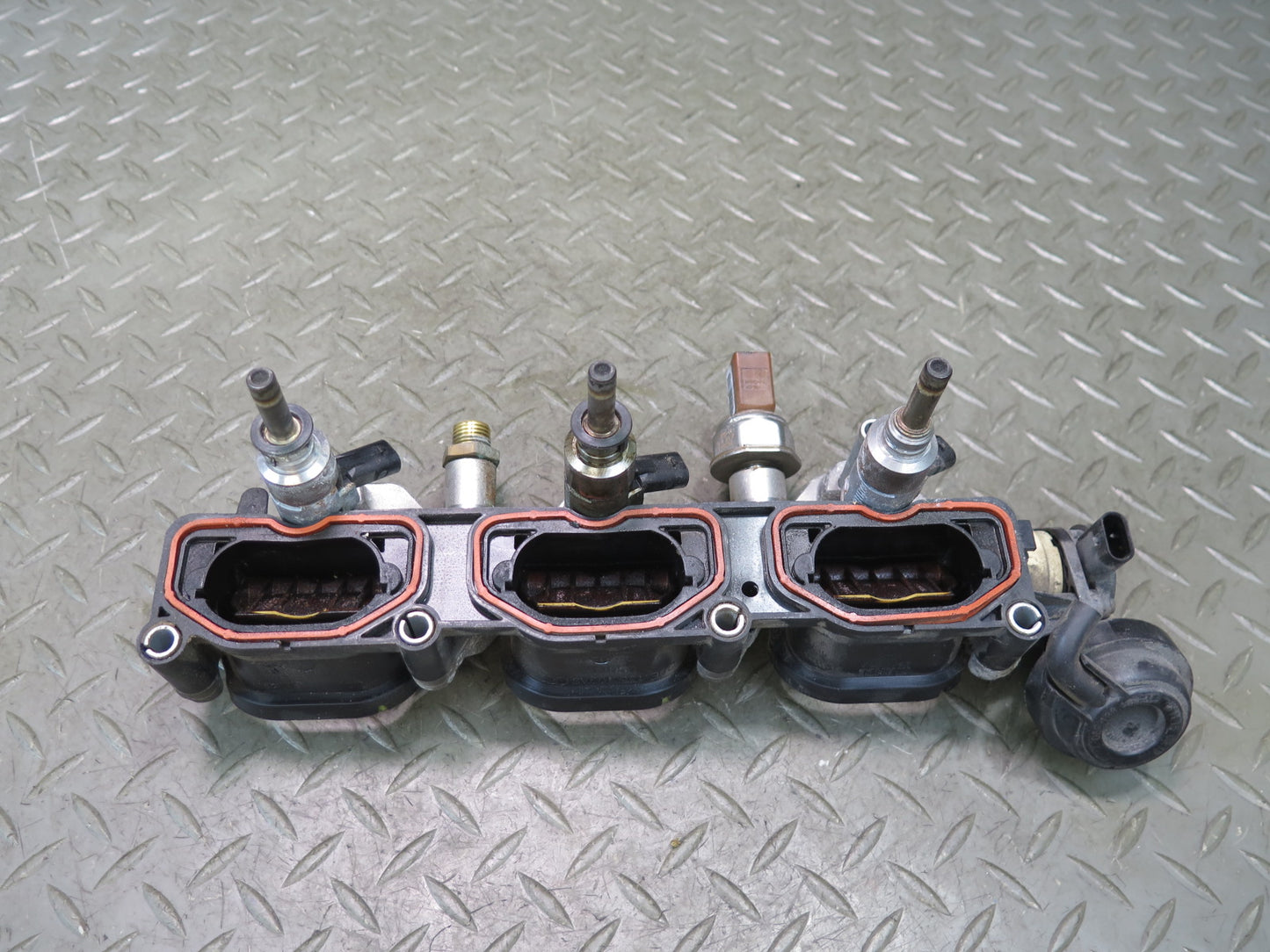 15-18 Porsche Cayenne 958 Hybrid 3.0L Engine Left Air Intake Fuel Injector Set