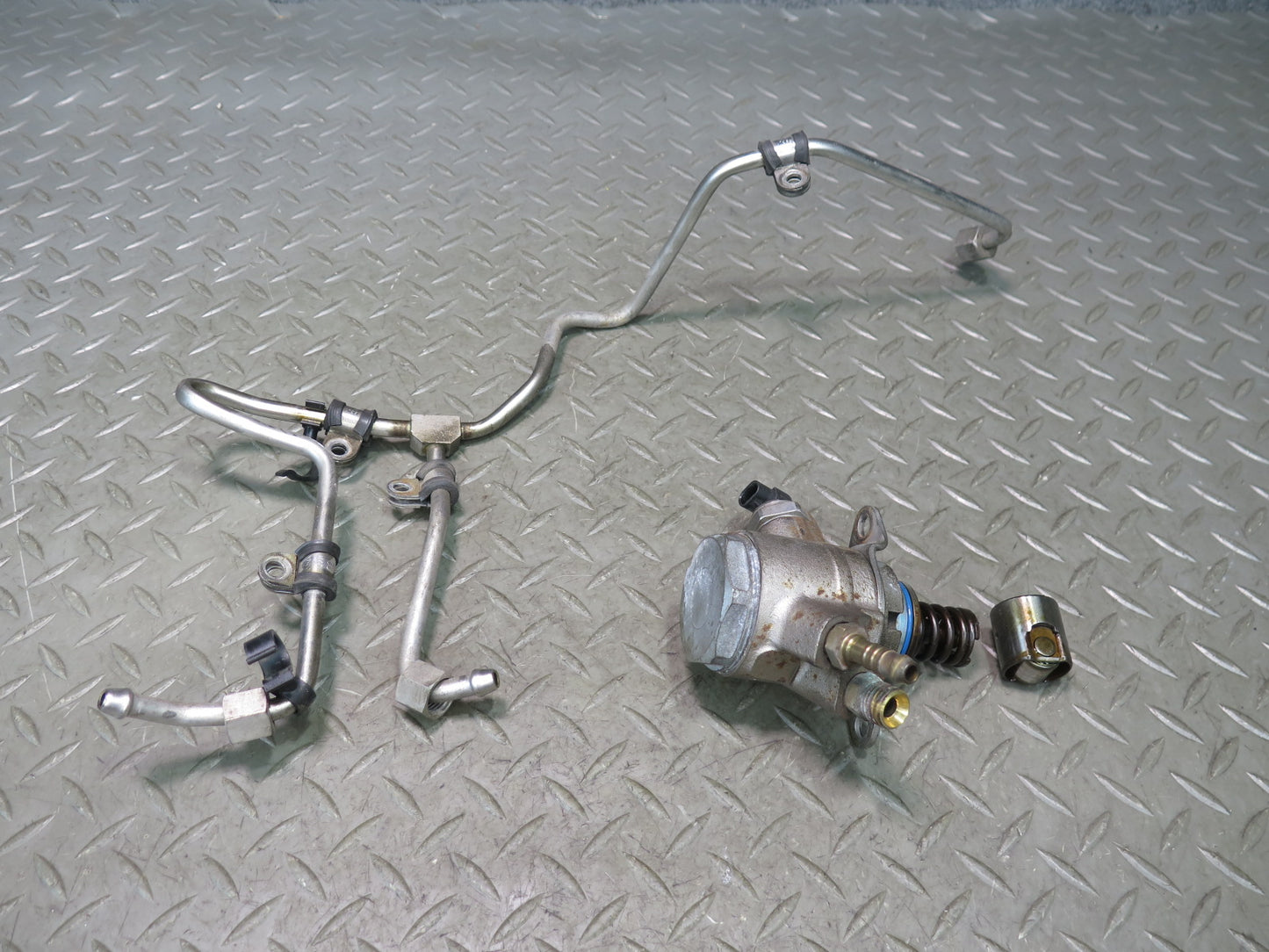 2015-2018 Porsche Cayenne 958 Hybrid 3.0L High Pressure Fuel Pump Pipe Line Set