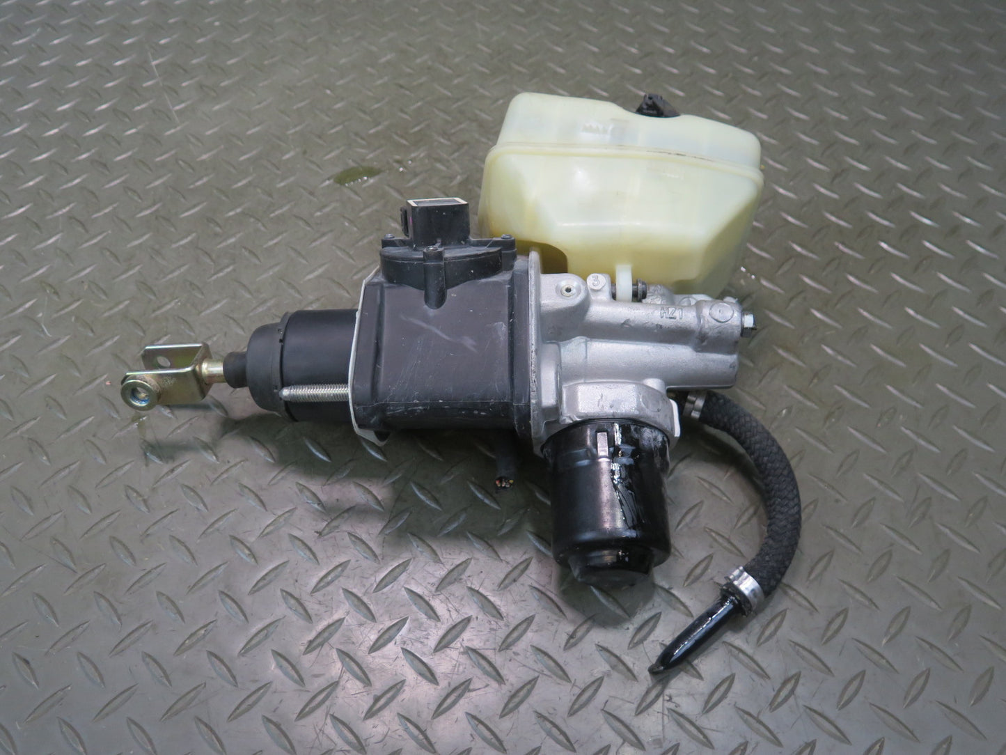 07-08 Mercedes R230 SL550 Brake Master Cylinder Booster w Fluid Reservoir OEM