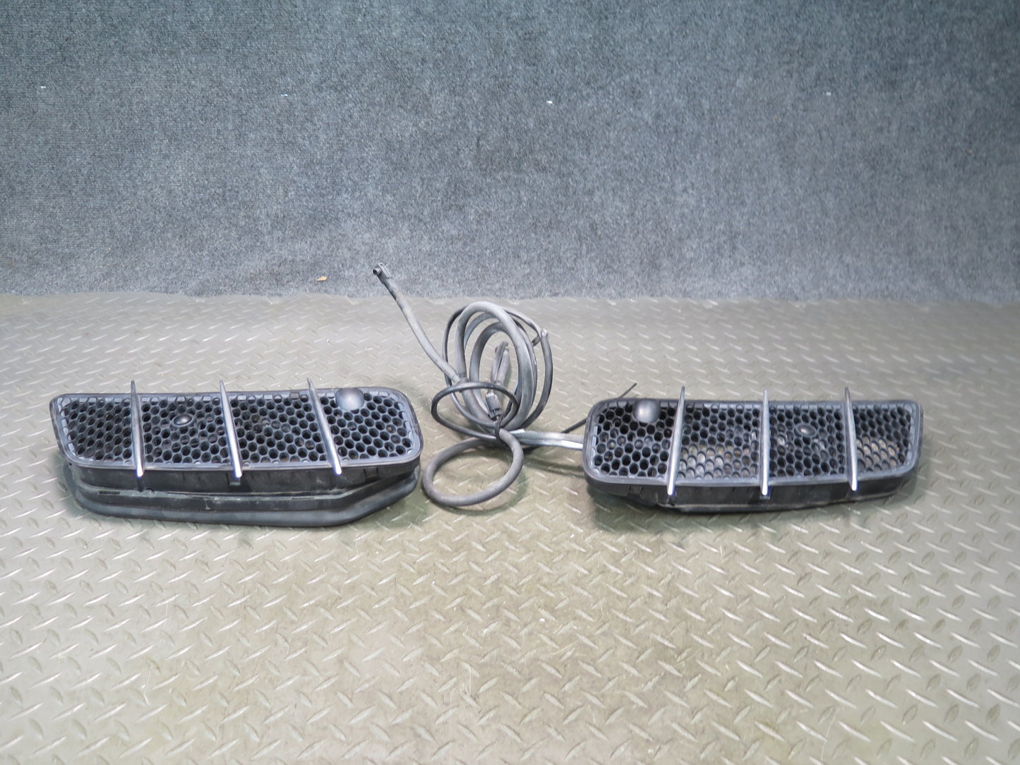 03-12 Mercedes R230 Sl-class Set of 2 Front Hood Vent Grille w Spray Jets OEM
