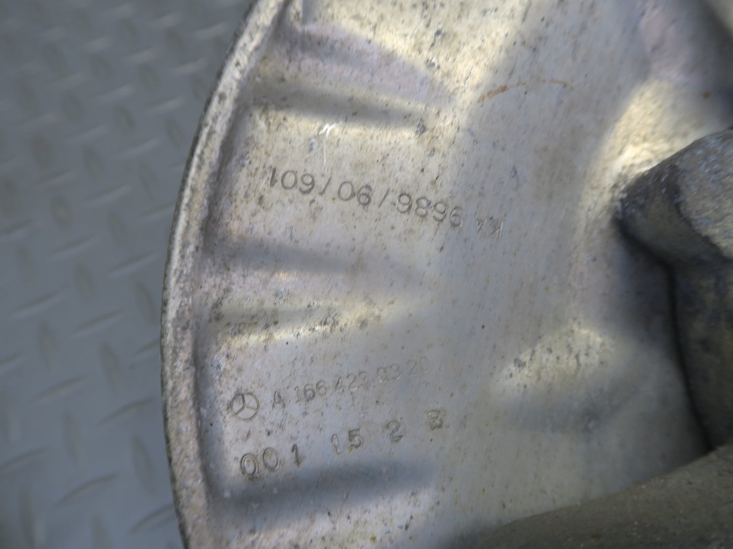 2013-2019 Mercedes X166 GLS450 Rear Left Driver Side Spindle Knuckle Wheel Hub