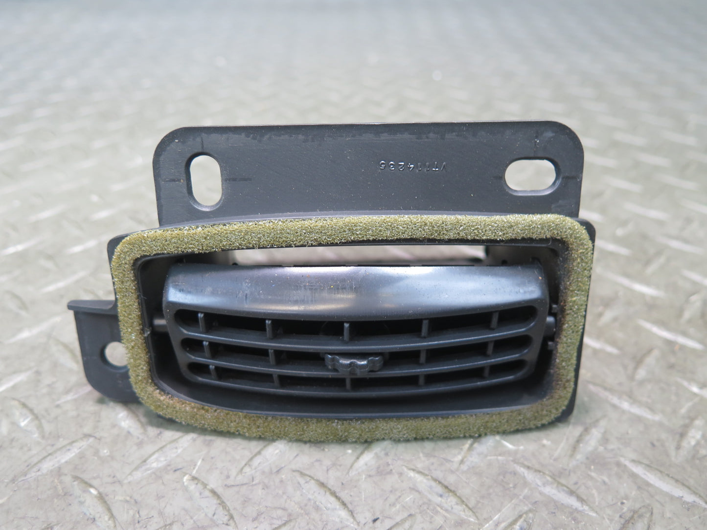 03-06 Chevrolet SSR Dash Dashboard Center Right Air Vent Grille OEM