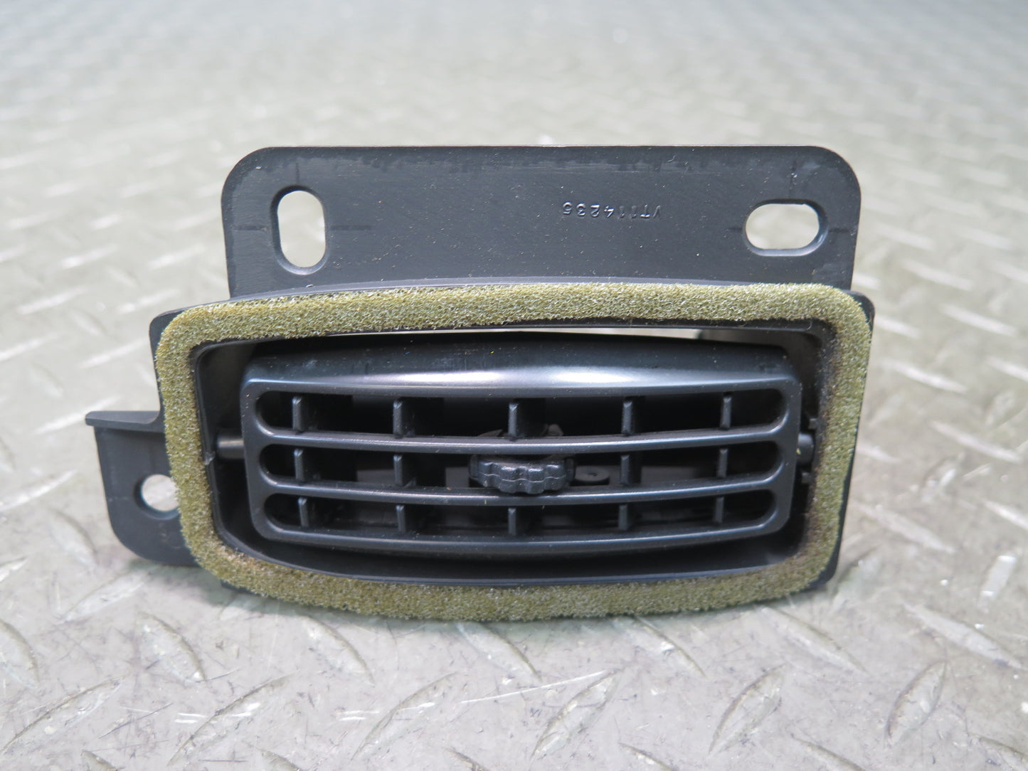 03-06 Chevrolet SSR Dash Dashboard Center Right Air Vent Grille OEM