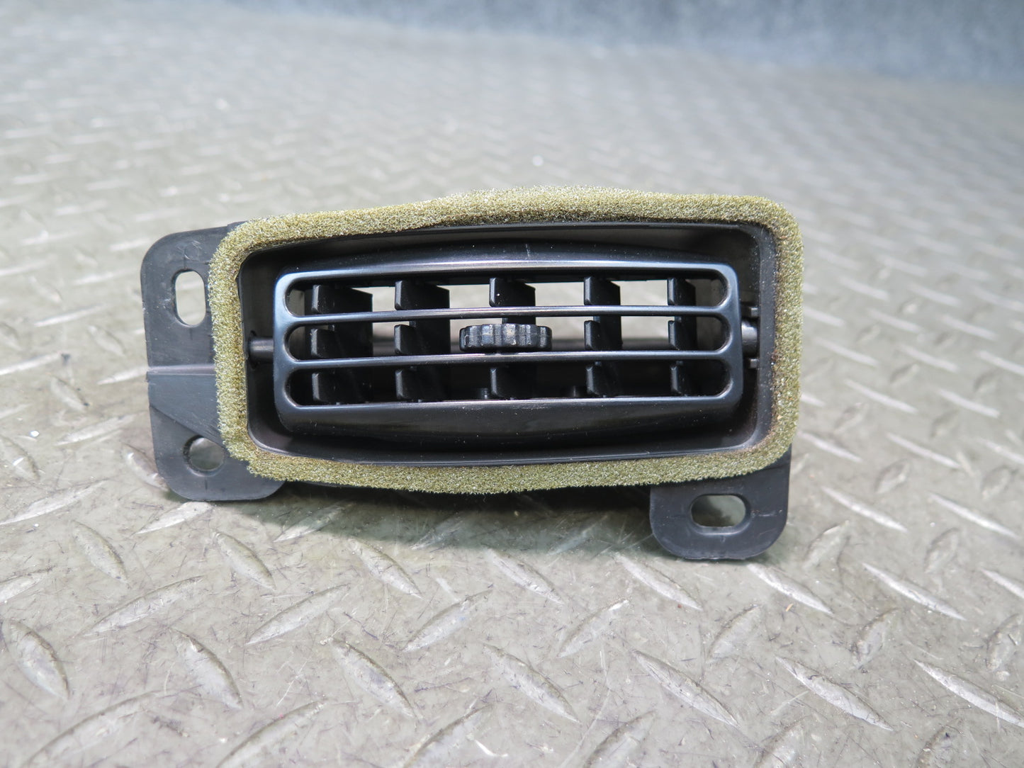03-06 Chevrolet SSR Dash Dashboard Center Left Air Vent Grille OEM
