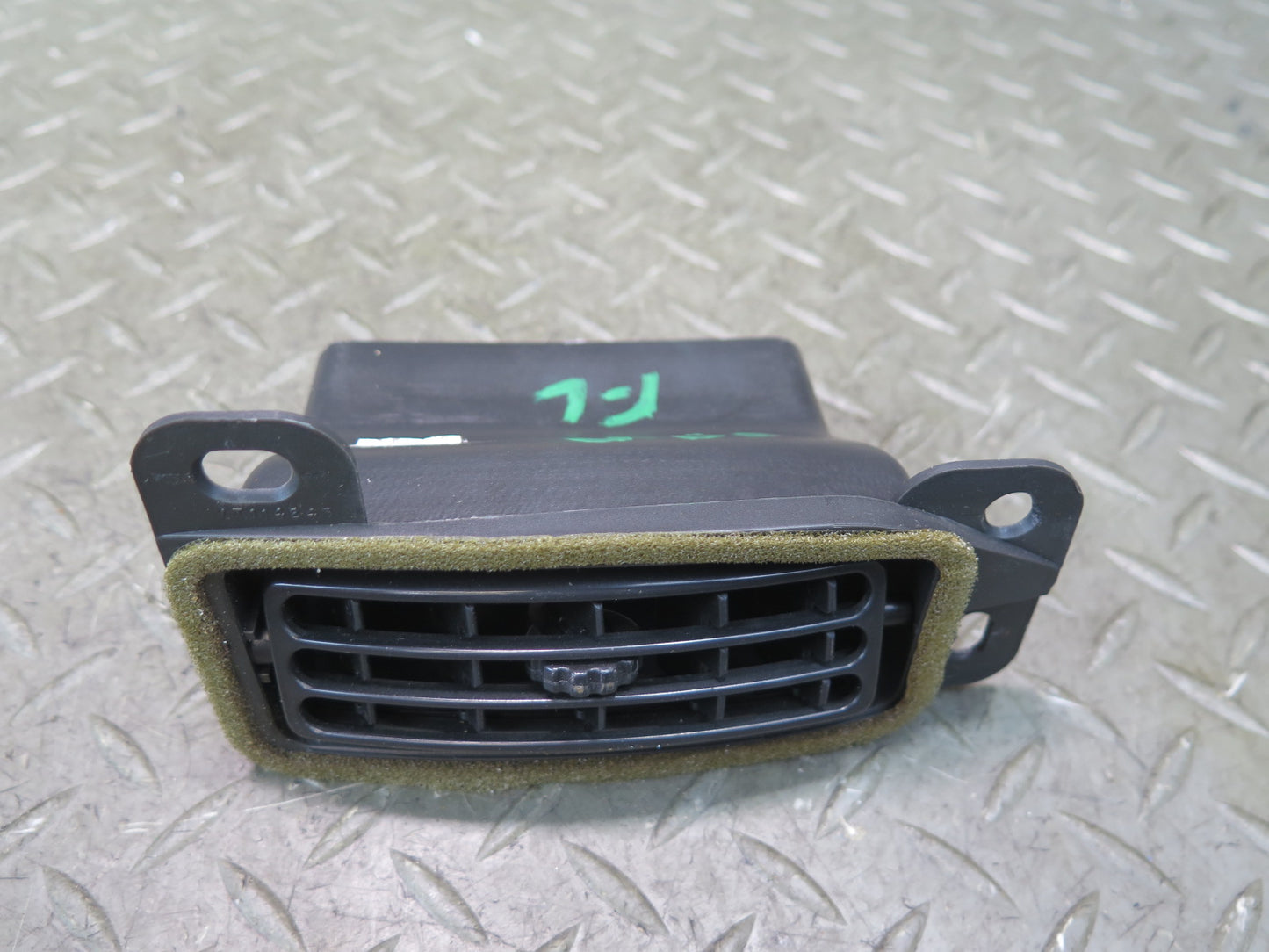 03-06 Chevrolet SSR Dash Dashboard Center Left Air Vent Grille OEM