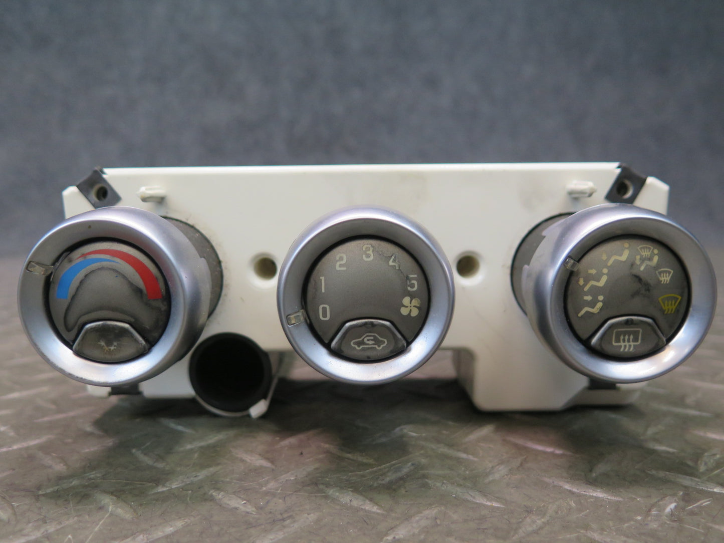 03-06 Chevrolet SSR A/C Air Conditioning Climate Control Switch Panel OEM
