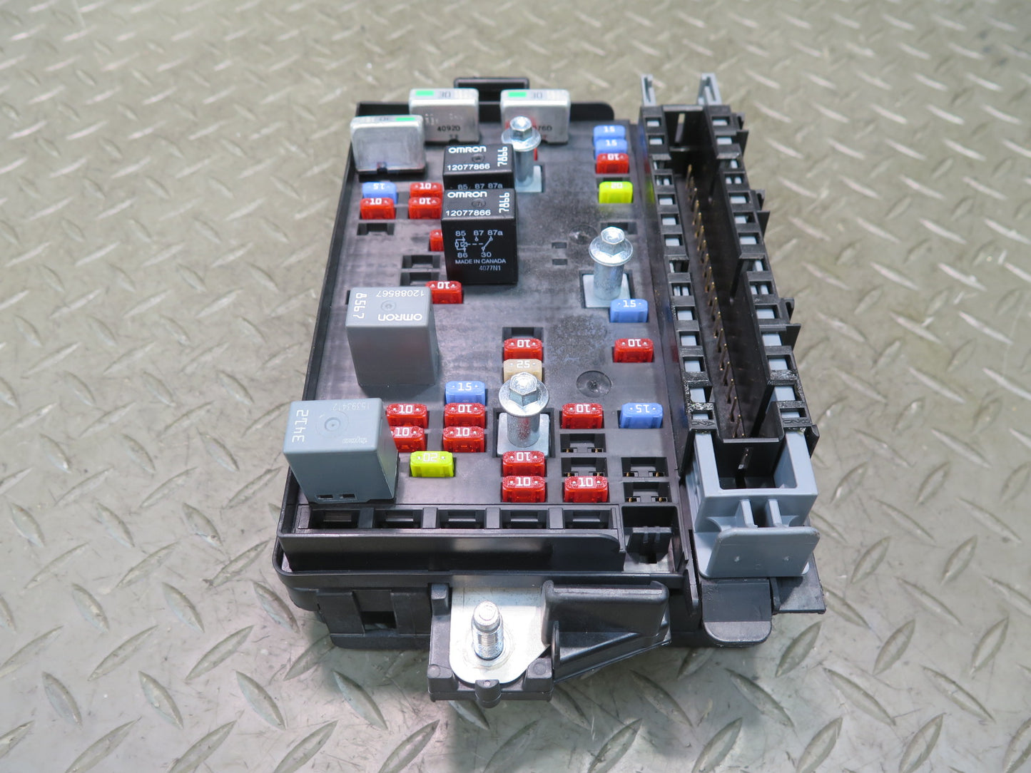 2004 Chevrolet SSR 5.3L LM4 A/T Interior Relay Fuse Box 15134903 OEM
