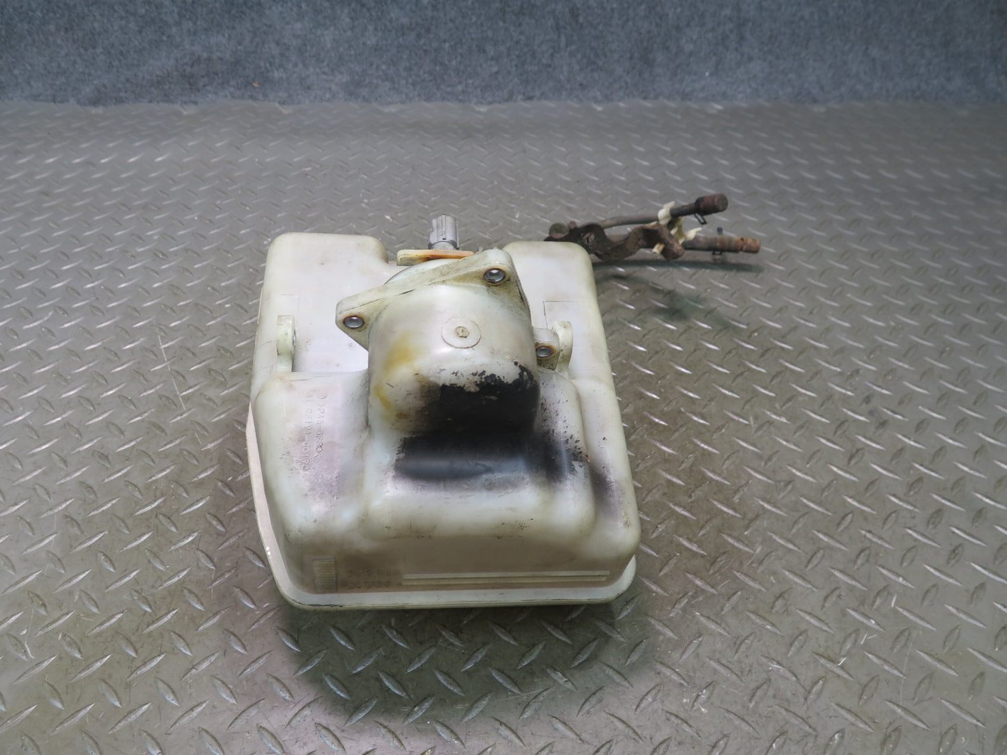 08-11 Lexus URJ201L LX570 Hydraulic Suspension Hieight Control Pump Reservoir