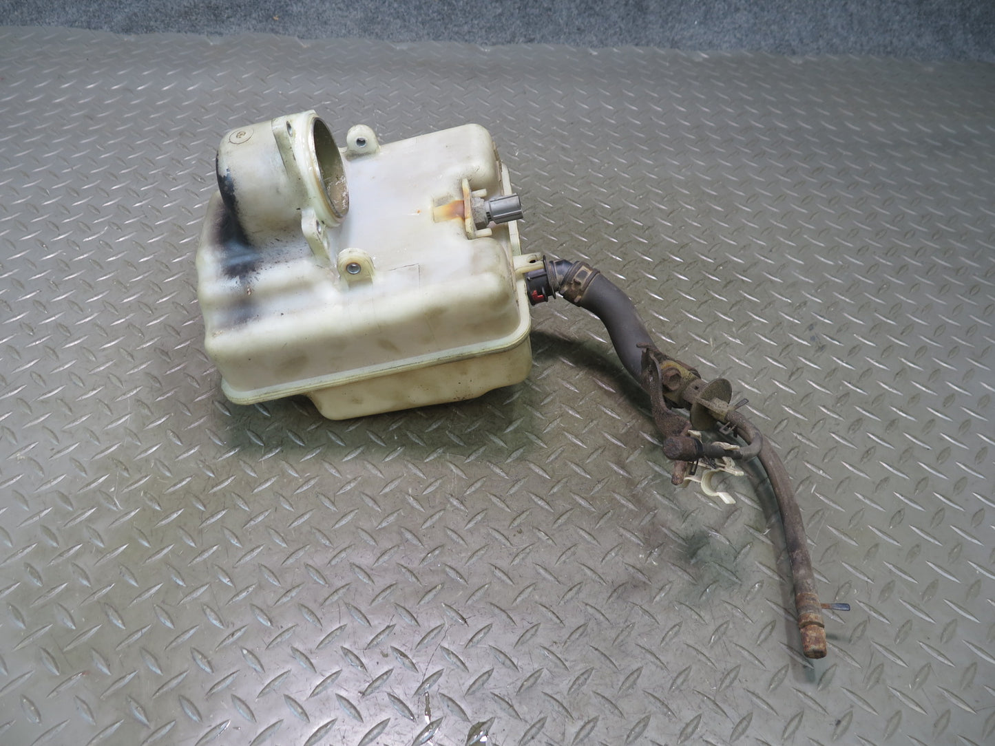 08-11 Lexus URJ201L LX570 Hydraulic Suspension Hieight Control Pump Reservoir