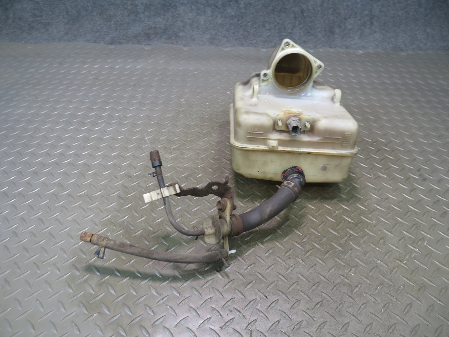 08-11 Lexus URJ201L LX570 Hydraulic Suspension Hieight Control Pump Reservoir