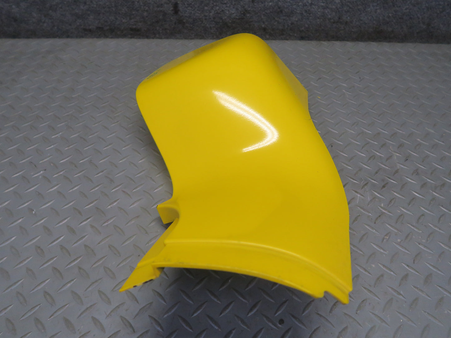 03-06 Chevrolet SSR Front Right Fender Rocker Molding Yellow OEM