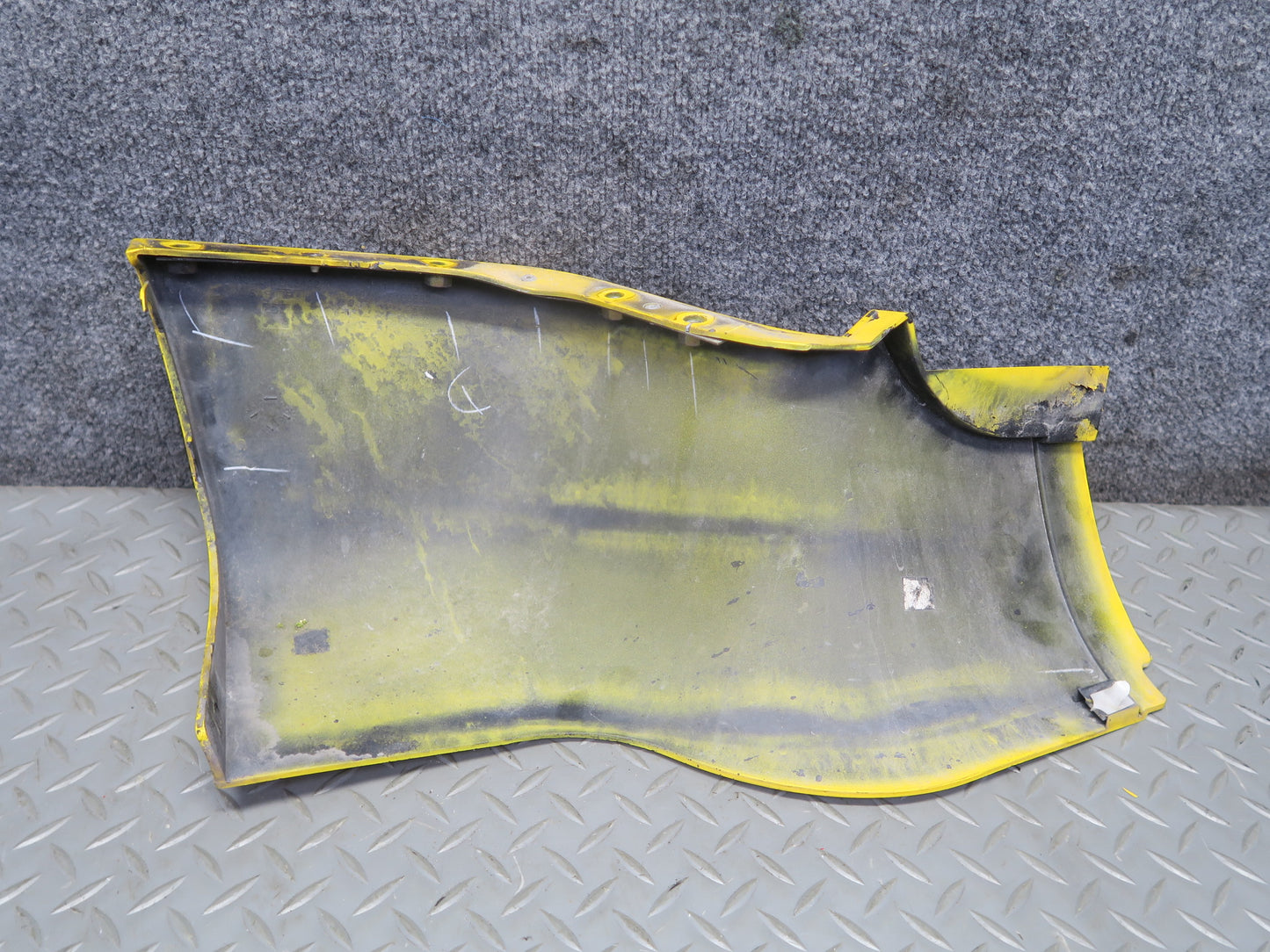 03-06 Chevrolet SSR Front Right Fender Rocker Molding Yellow OEM