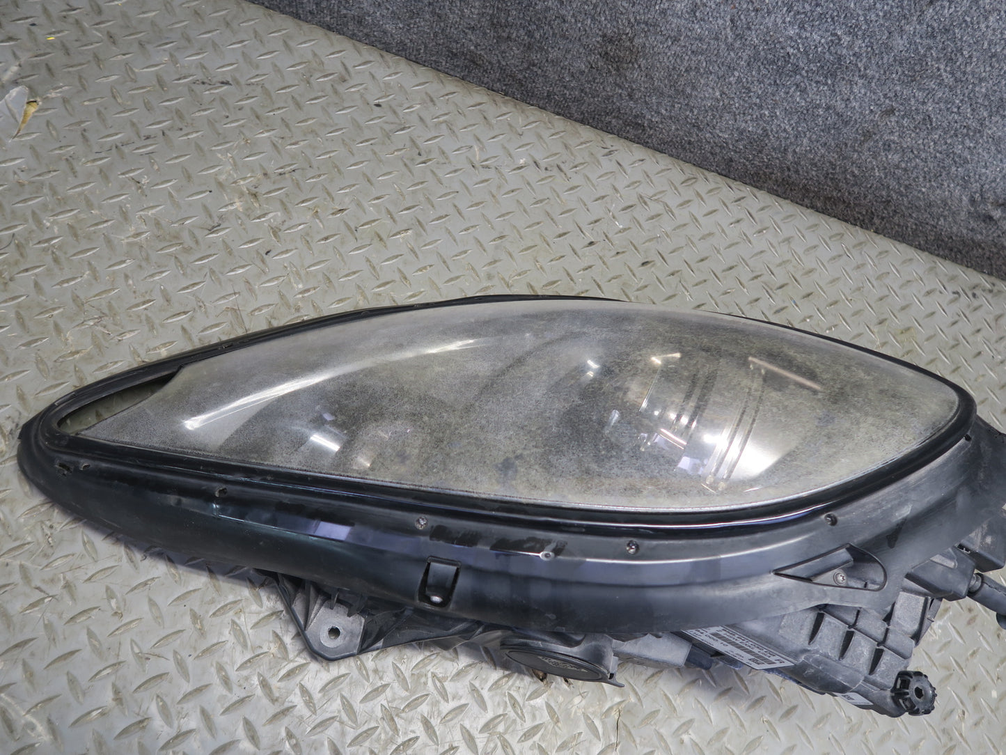15-18 Porsche Macan Front Right Xenon Headlight w Ballast 95B941032DB Defected