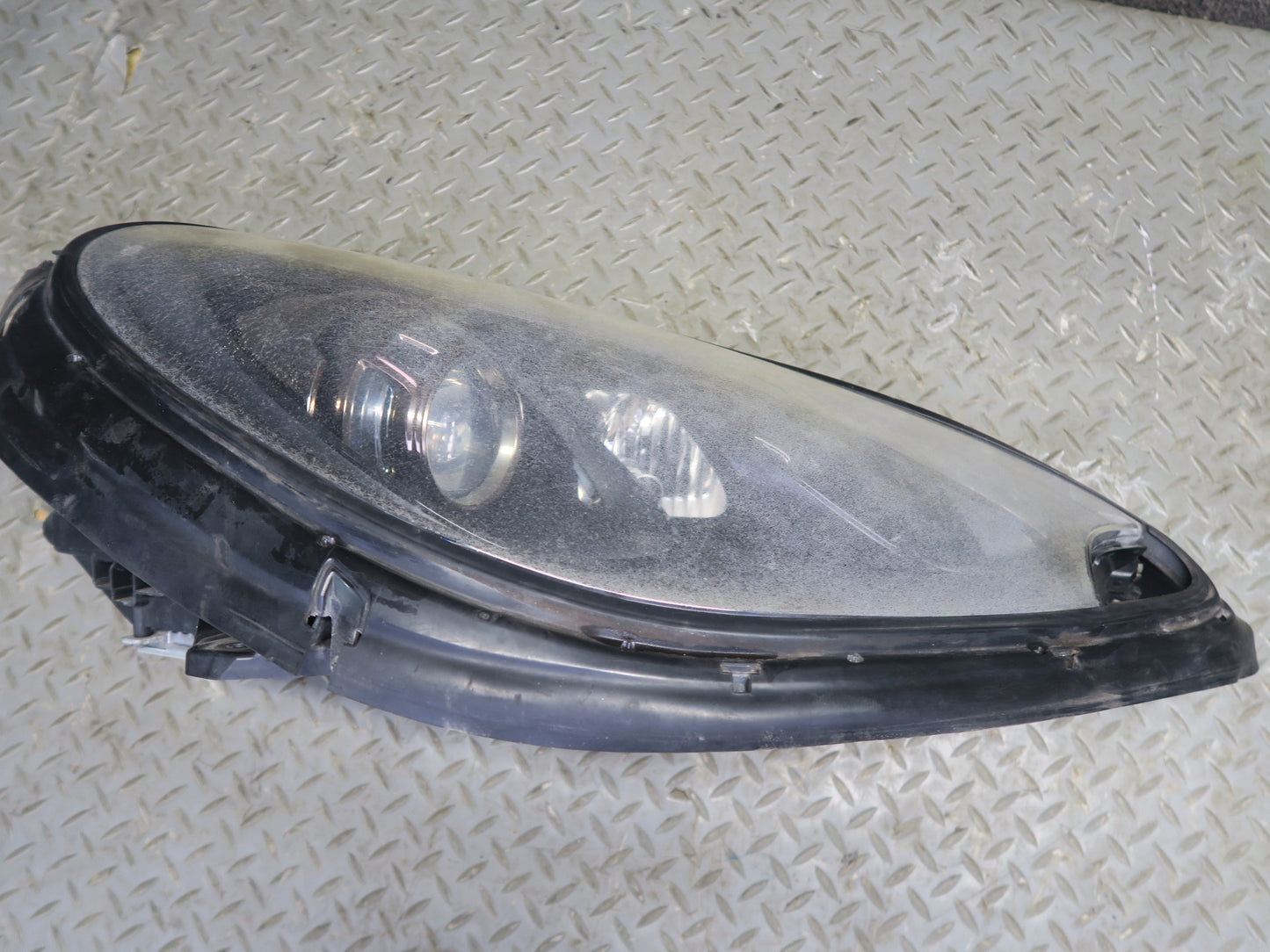 15-18 Porsche Macan Front Right Xenon Headlight w Ballast 95B941032DB Defected
