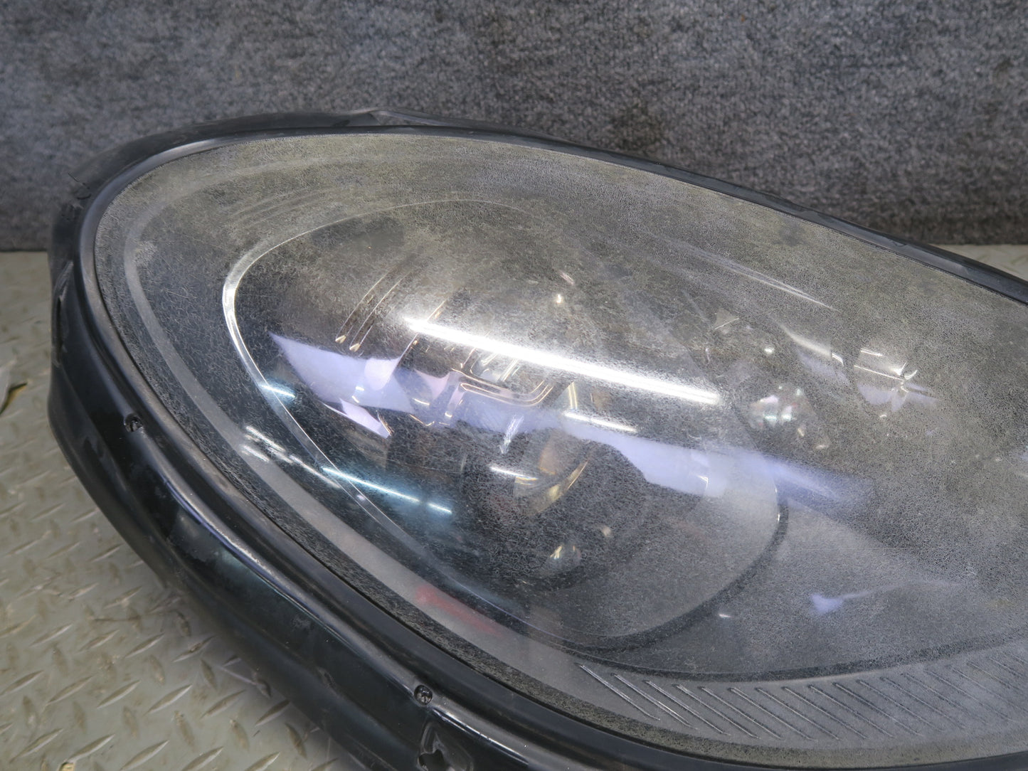 15-18 Porsche Macan Front Right Xenon Headlight w Ballast 95B941032DB Defected