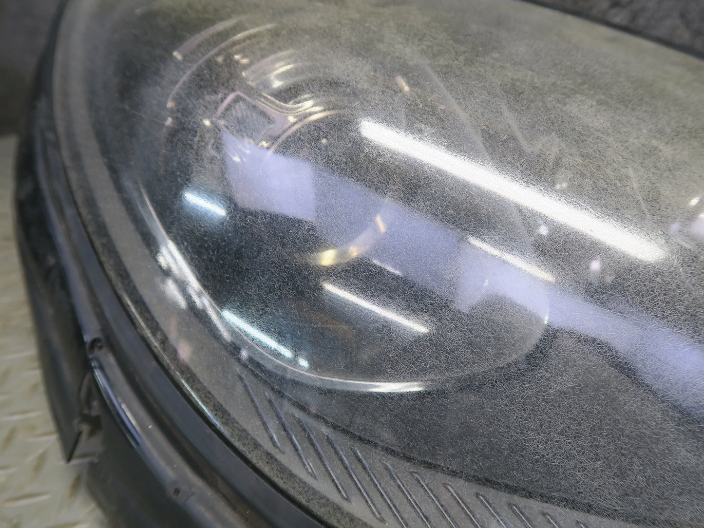 15-18 Porsche Macan Front Right Xenon Headlight w Ballast 95B941032DB Defected