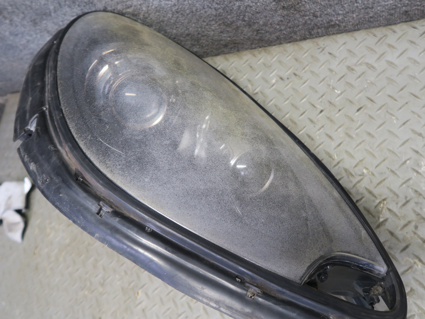15-18 Porsche Macan Front Right Xenon Headlight w Ballast 95B941032DB Defected