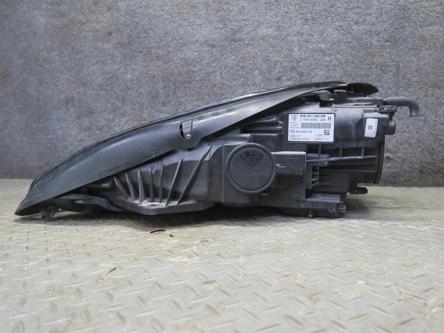 15-18 Porsche Macan Front Right Xenon Headlight w Ballast 95B941032DB Defected