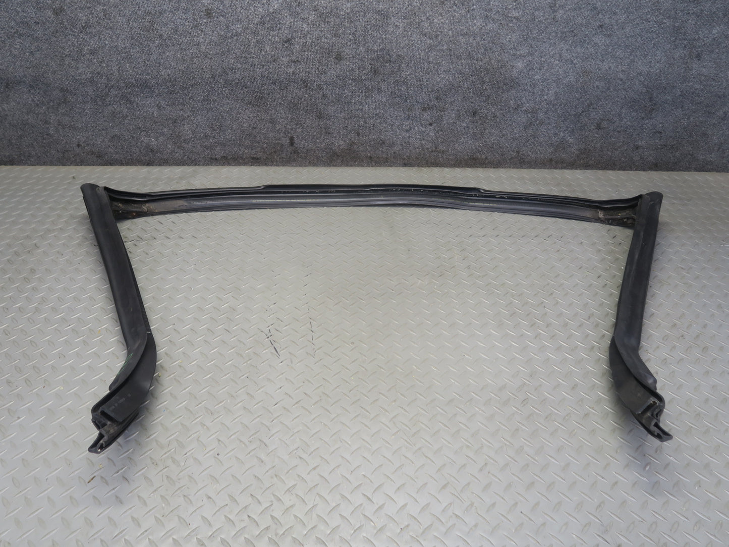 03-06 Chevrolet SSR Front Windshield Frame Weatherstrip Rubber Seal OEM